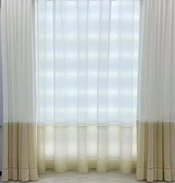 Rideaux transparents double épaisseur couleur crème (600 g à l'extérieur, 350 g à l'intérieur) avec ourlet texturé, confortables pour la chambre à coucher.